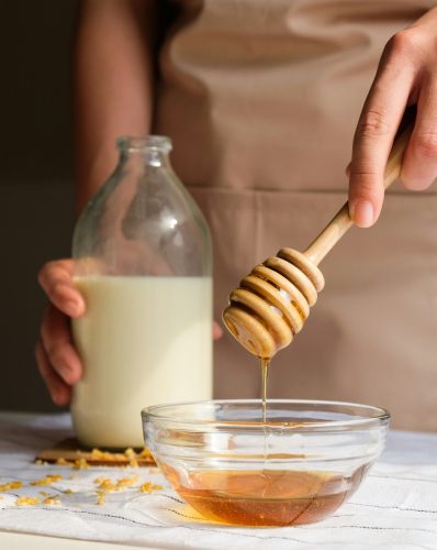 Heiße Milch mit Honig